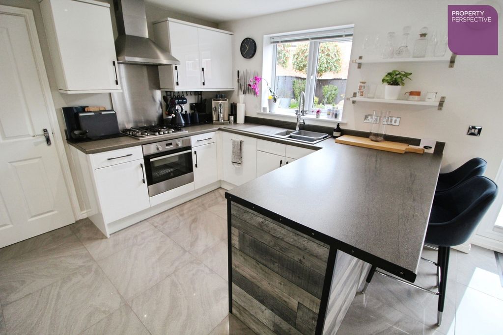 Property photo 3 of 15 Dining Kitchen