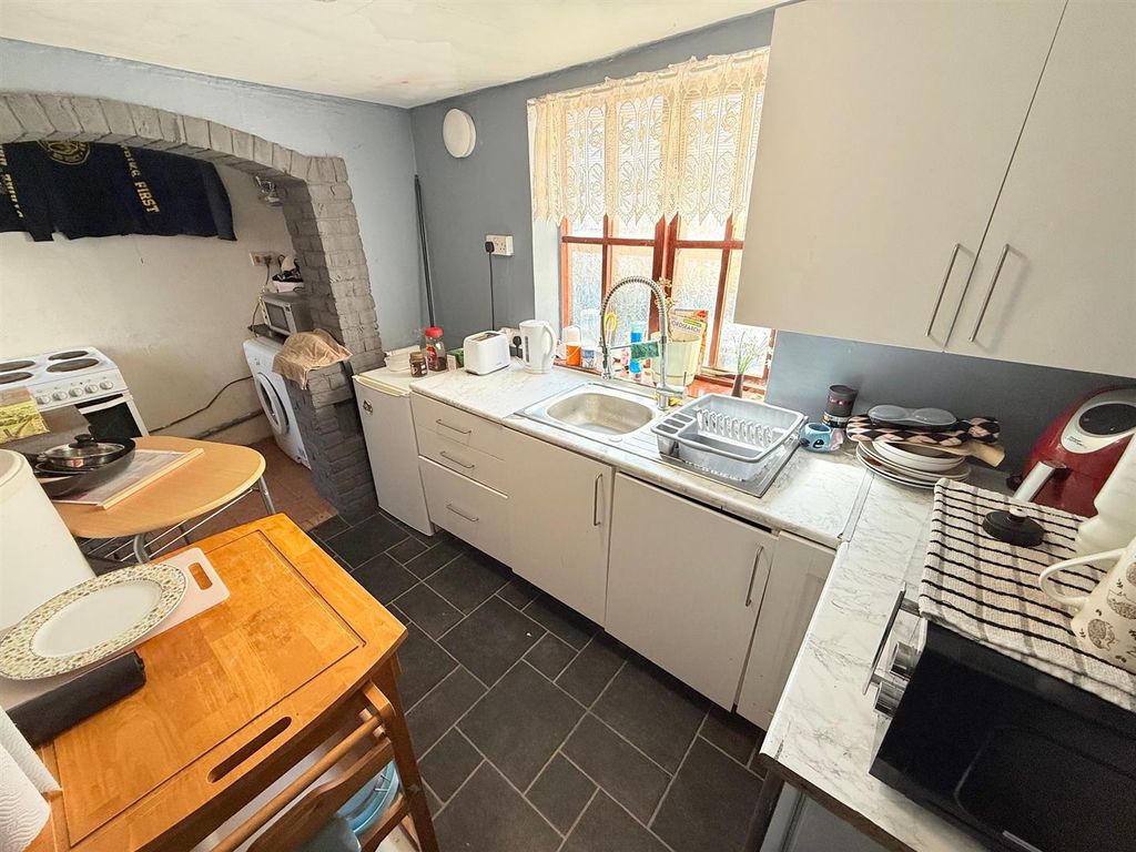 Property photo 2 of 6 Kitchen