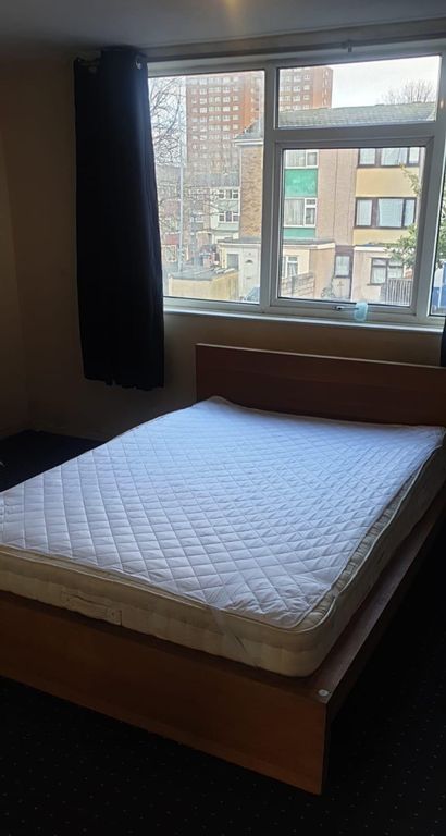 Property photo 2 of 10 A Spacious Double Bedroom With Ample Natural Light...