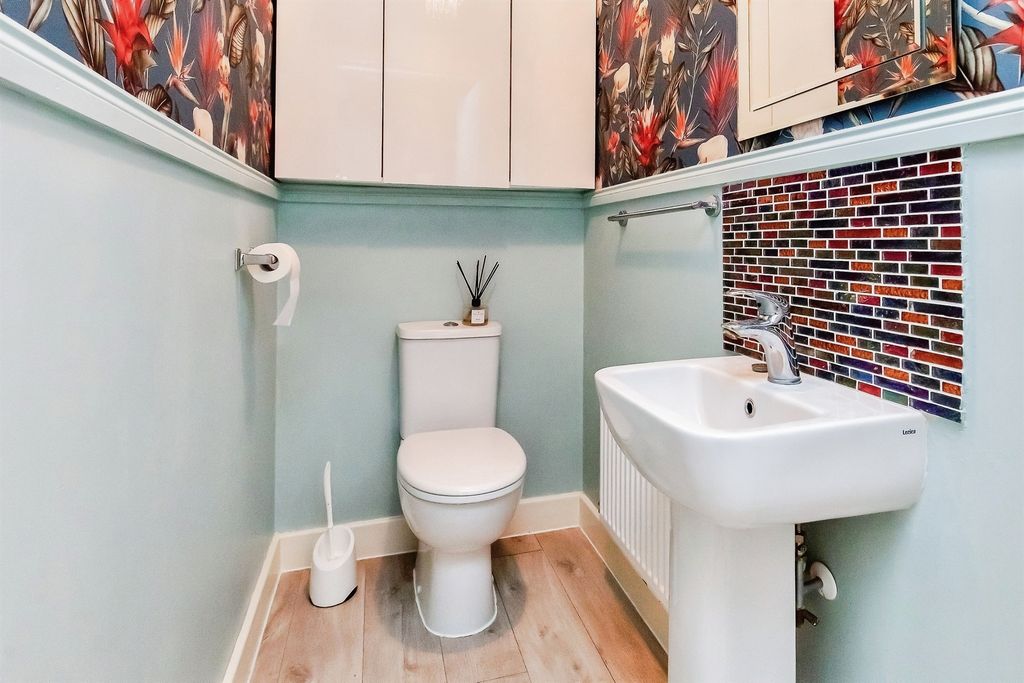 Property photo 3 of 34 Cloakroom
