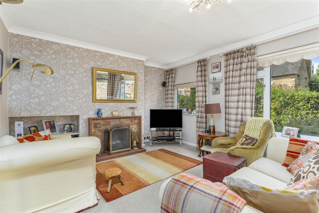 Property photo 2 of 15 6 Whittall Street, Kings Sutton-7.Jpg