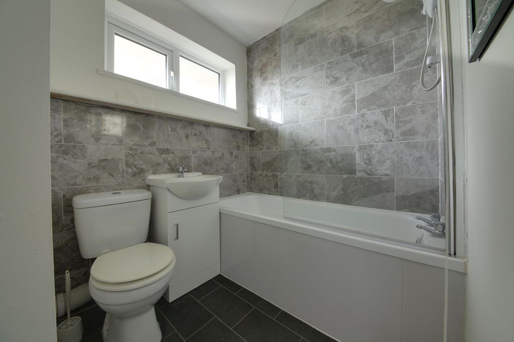 Property photo 1 of 8 Bathroom