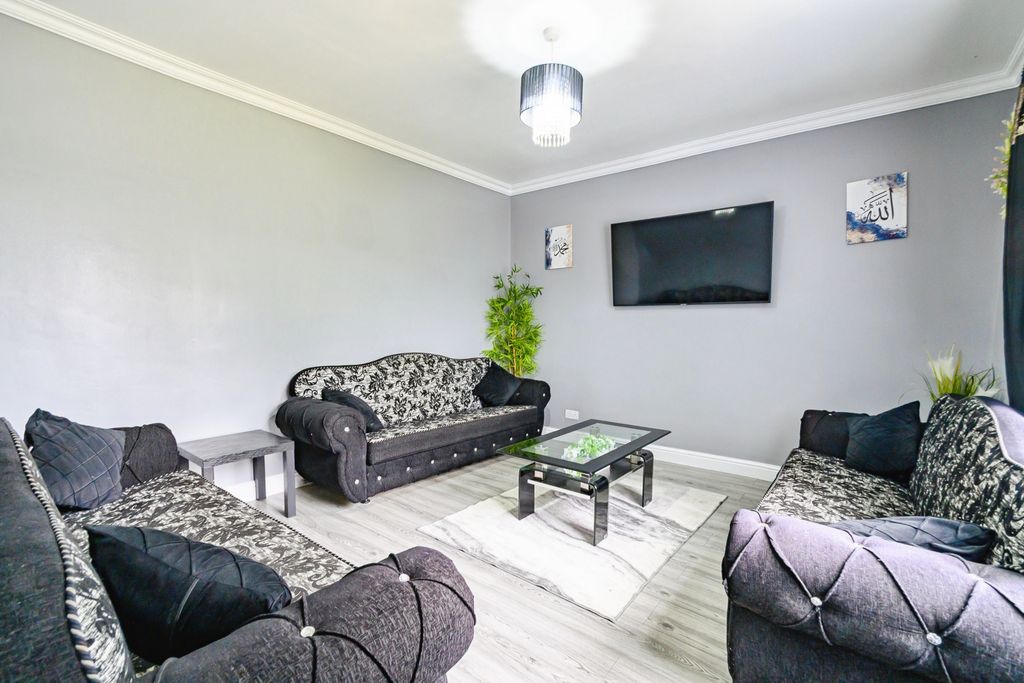 Property photo 2 of 14 Lounge
