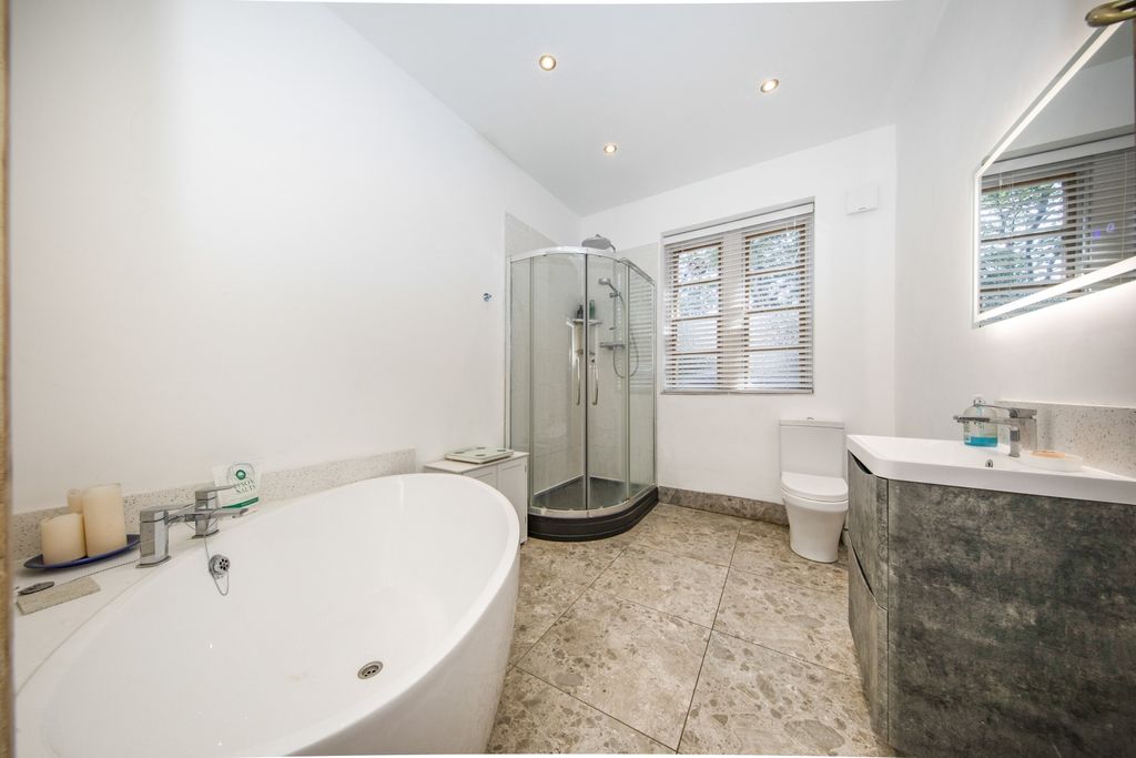 Property photo 3 of 19 Flat1Ladycroftbr2...