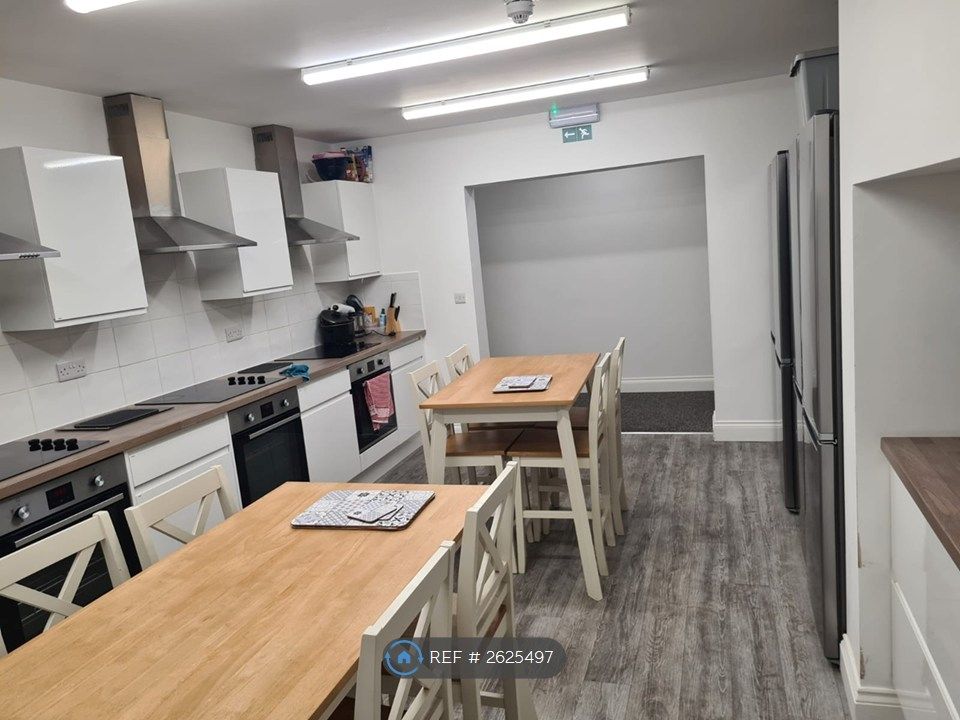 Property photo 3 of 6 Shared Kitchen