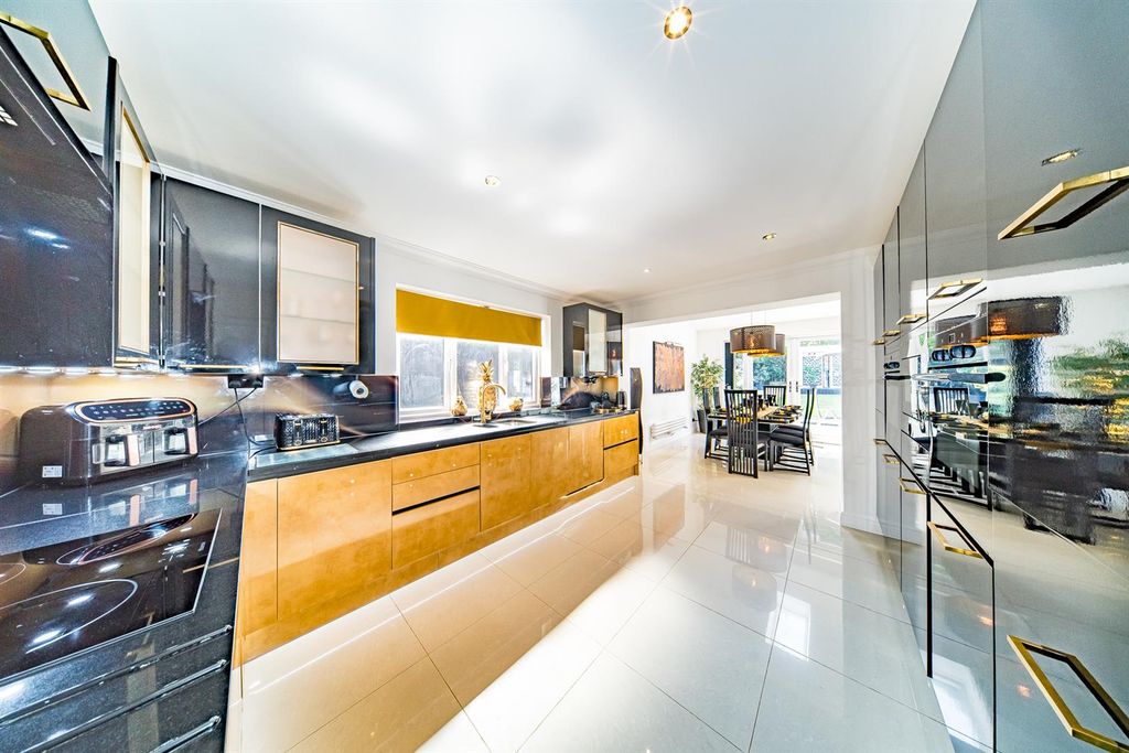 Property photo 2 of 52 66-Bardley-Crescent-26.Jpg