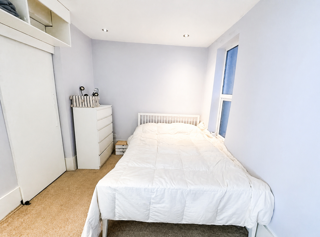 Property photo 2 of 6 Bedroom