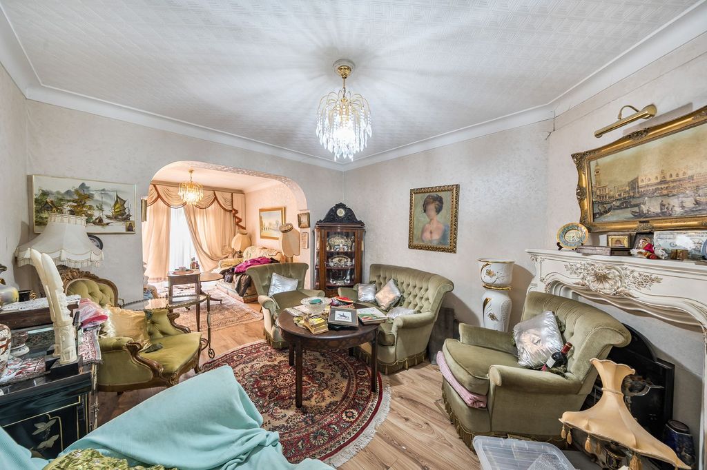 Property photo 3 of 17 Through Lounge