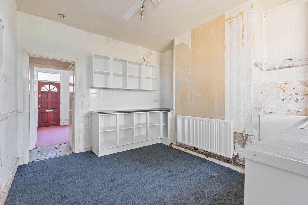 Property photo 3 of 9 Kitchen