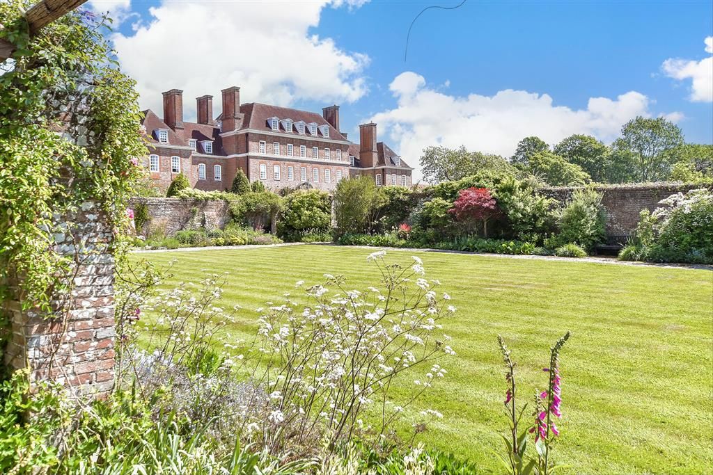 Property photo 1 of 16 Communal Gardens