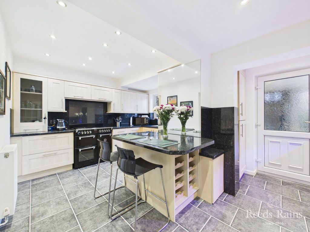 Property photo 3 of 28 Breakfast Kitchen