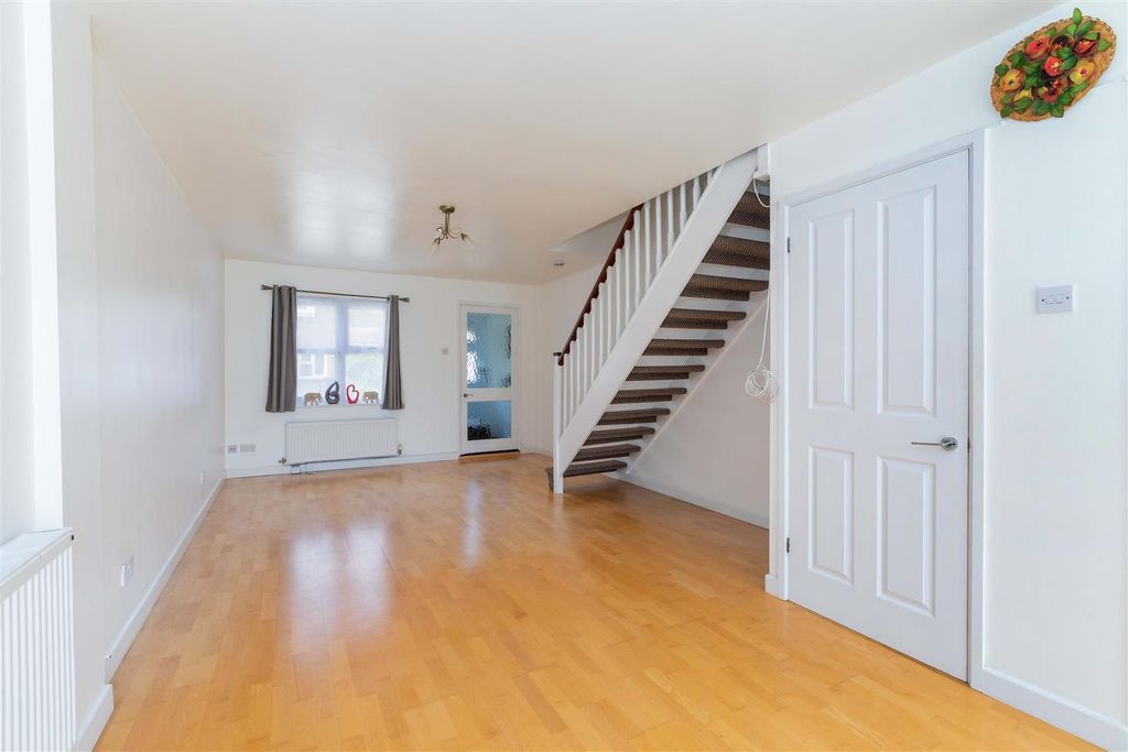 Property photo 2 of 15 7 Adelaide Close-9.Jpg