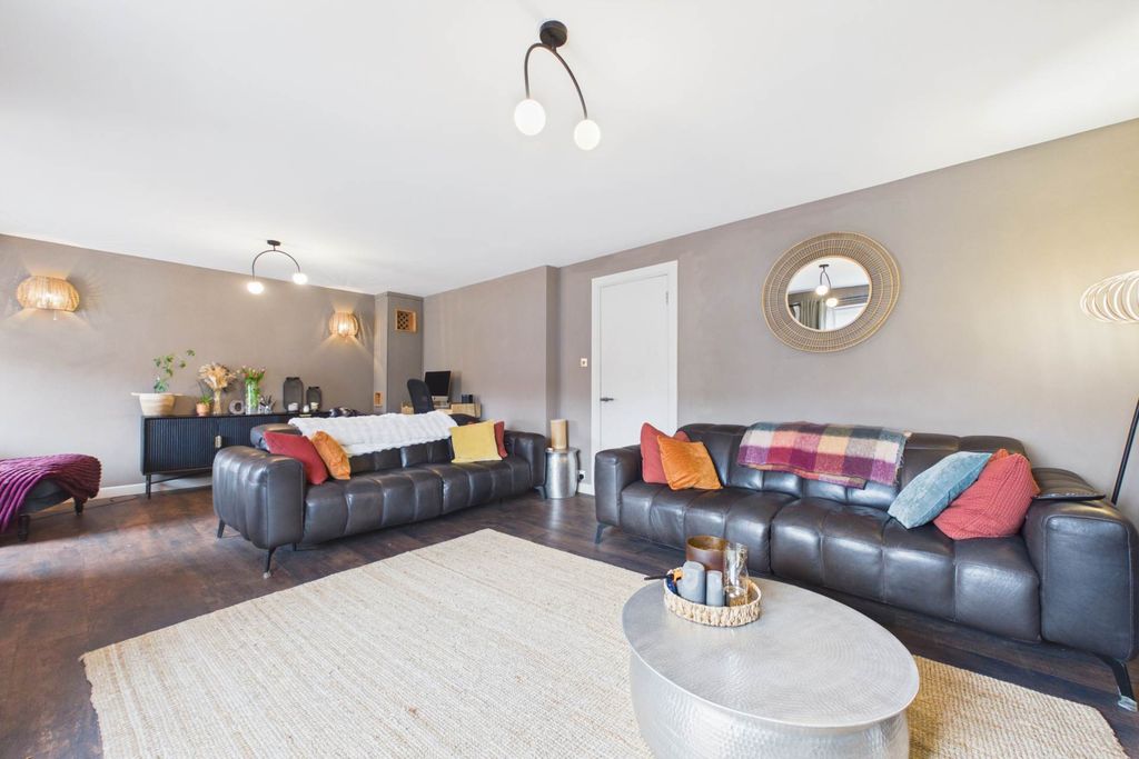 Property photo 2 of 33