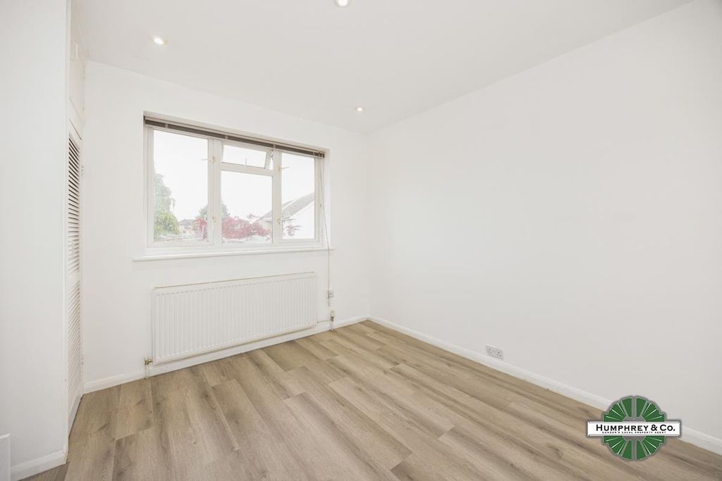 Property photo 2 of 16 Broomfield Road -002 (1).Jpg