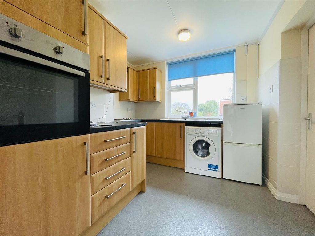 Property photo 2 of 10 Kitchen