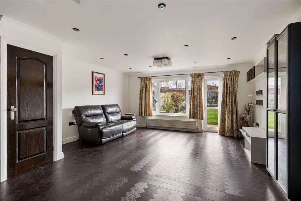 Property photo 2 of 26 Tryfan Close, Ig4