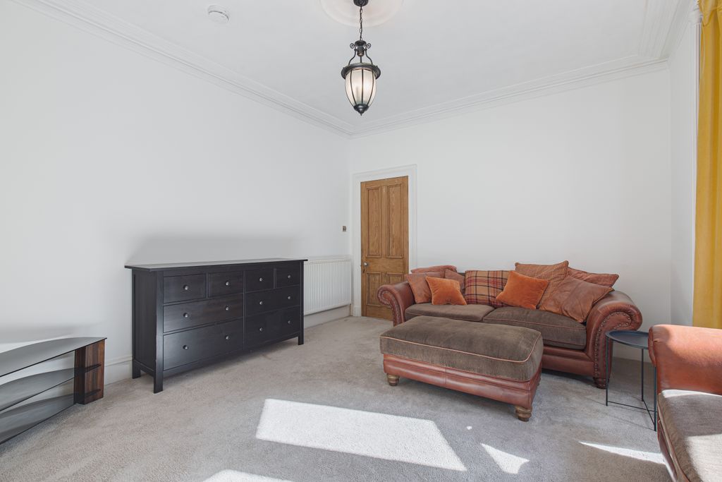 Property photo 2 of 12 Living2
