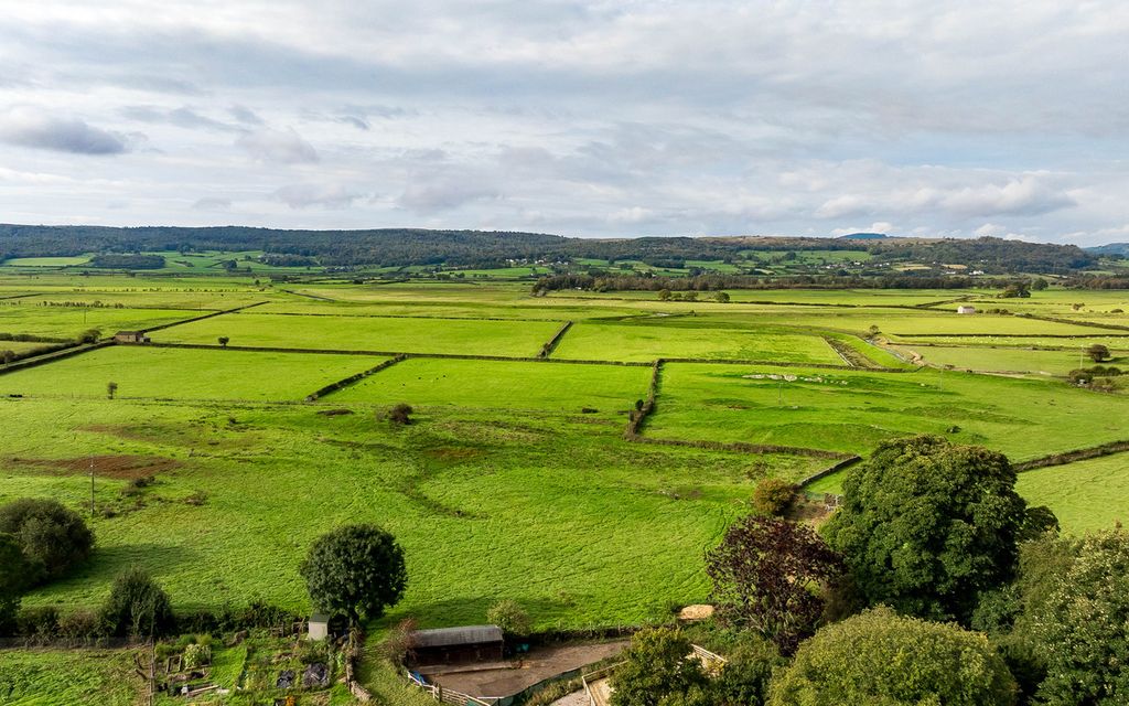 Property photo 2 of 31