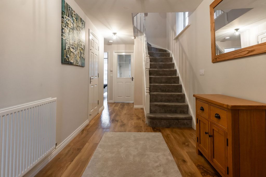 Property photo 2 of 28