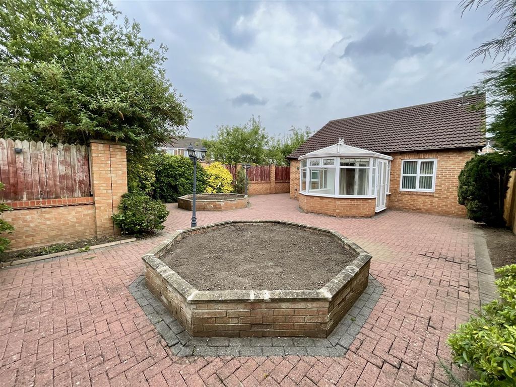 Property photo 2 of 17 Externally