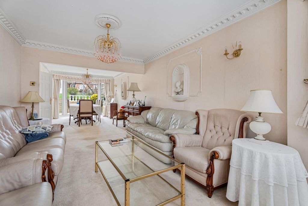 Property photo 2 of 19 Through Lounge