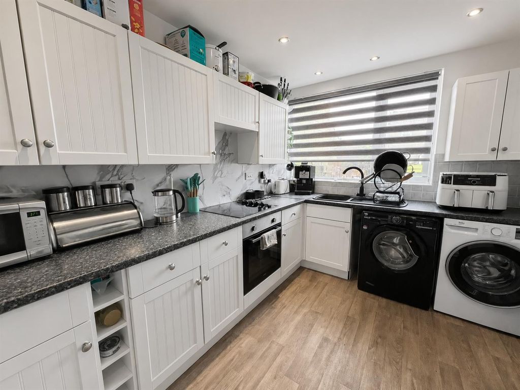 Property photo 3 of 10 Kitchen