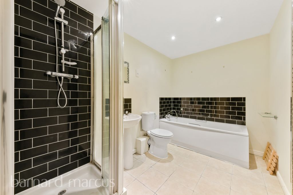 Property photo 2 of 7 Bathroom