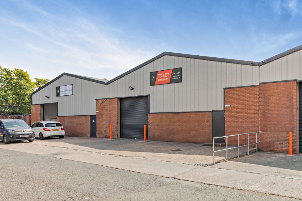 Property photo 3 of 7 8657332-Exterior08-800