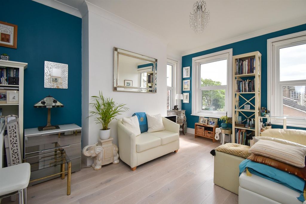 Property photo 3 of 12 Living Space