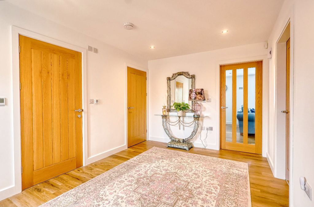 Property photo 3 of 22 Entrance Hall