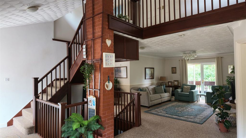 Property photo 3 of 33 Entrance Hallway