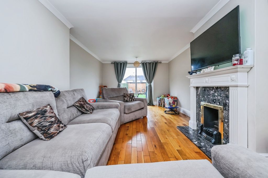 Property photo 3 of 20 Lounge