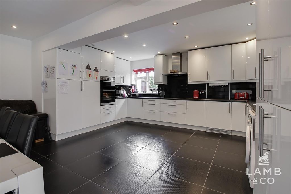Property photo 3 of 25 Kitchen/Dining Room