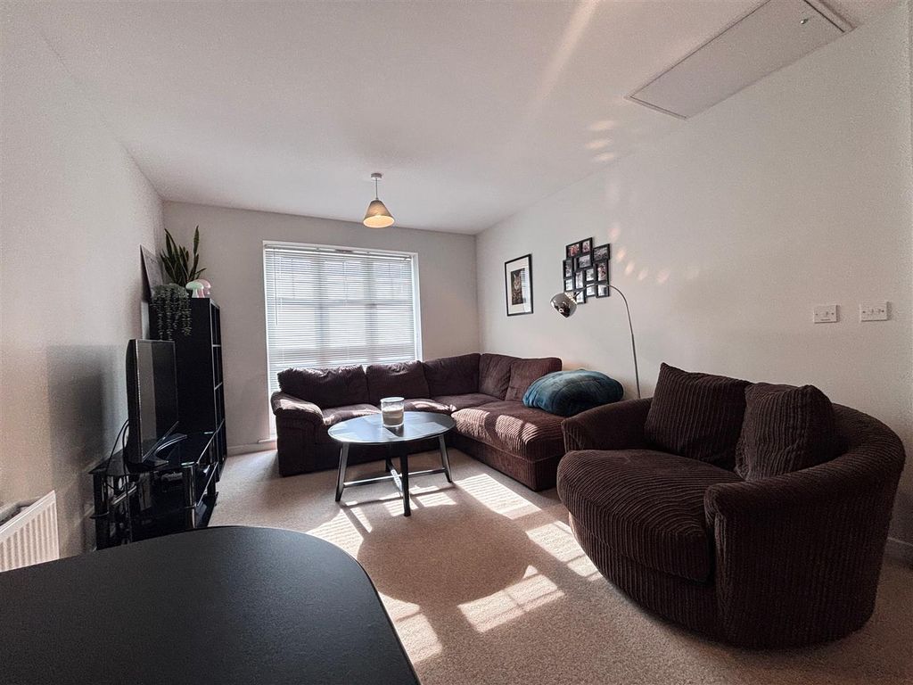 Property photo 3 of 7 Lounge.Jpg