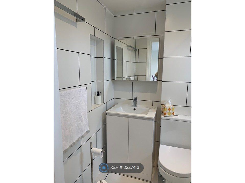 Property photo 2 of 8 Bathroom 1