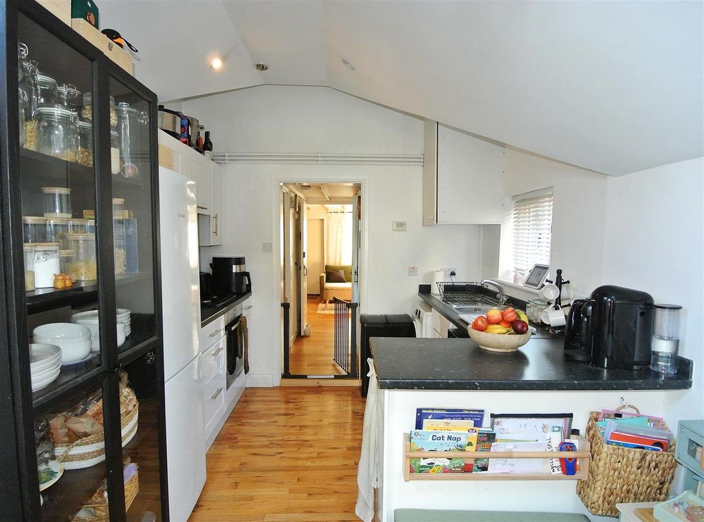 Property photo 3 of 18 Kitchen