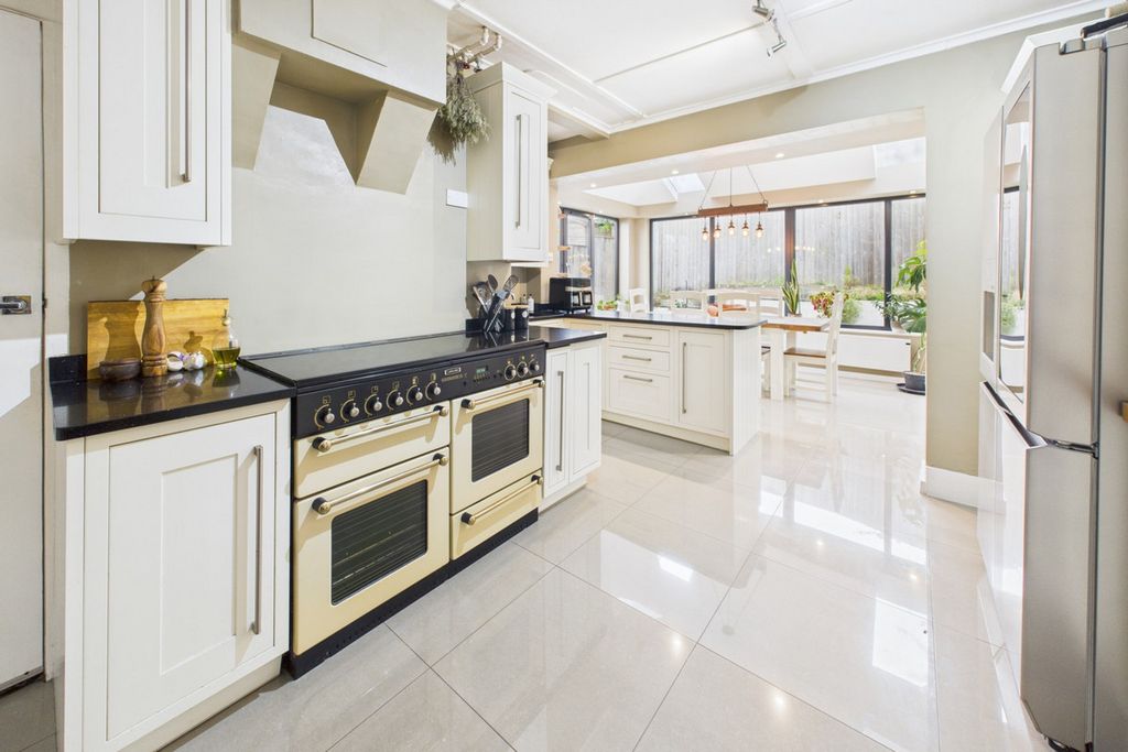 Property photo 2 of 33