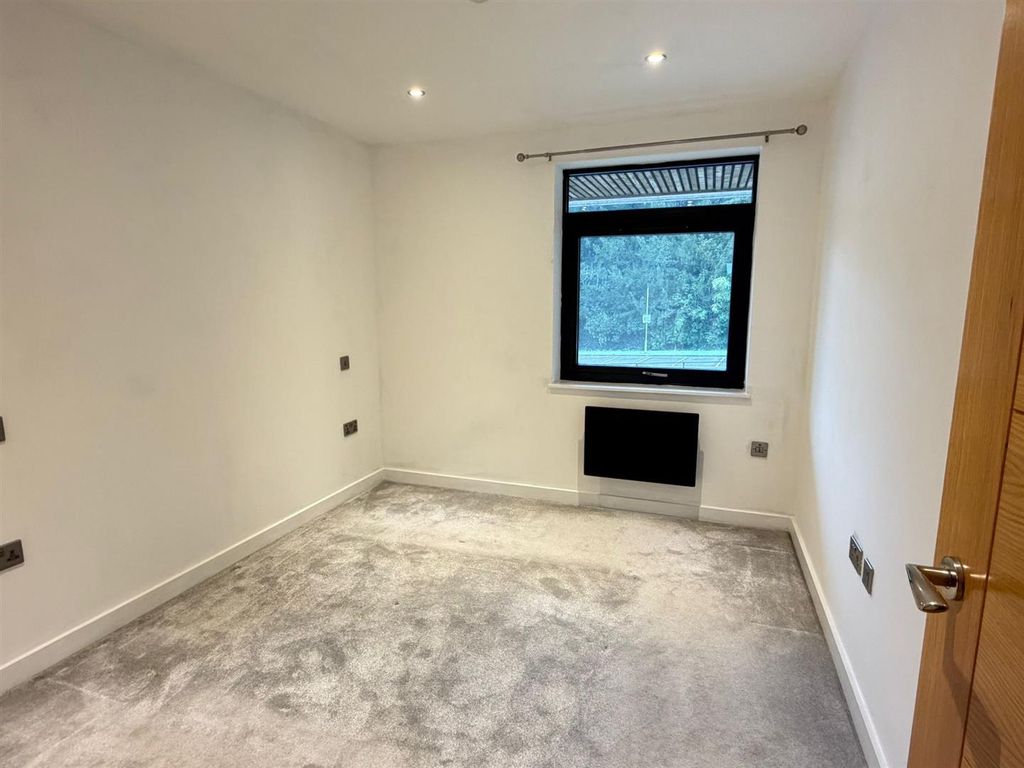 Property photo 3 of 9 Bedroom.Jpg