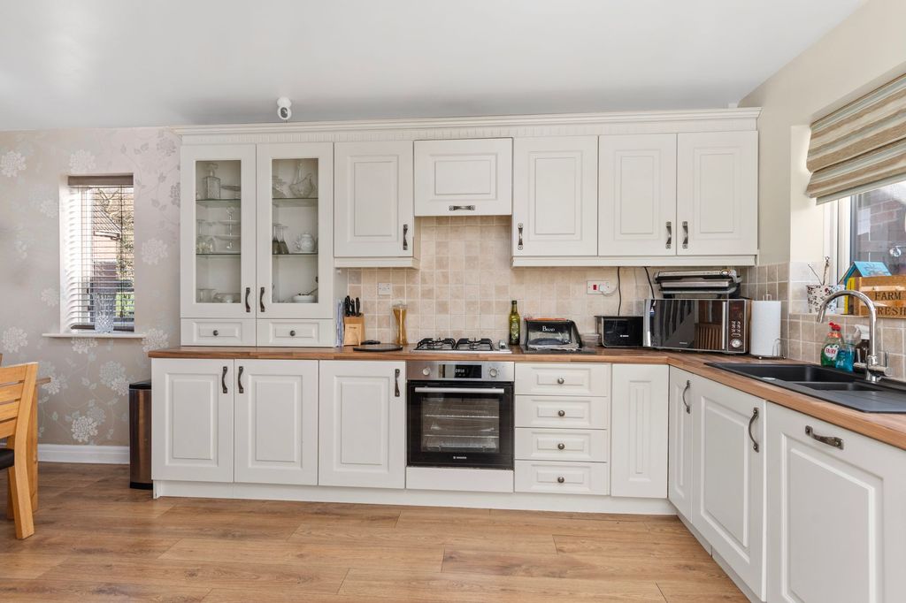 Property photo 3 of 27