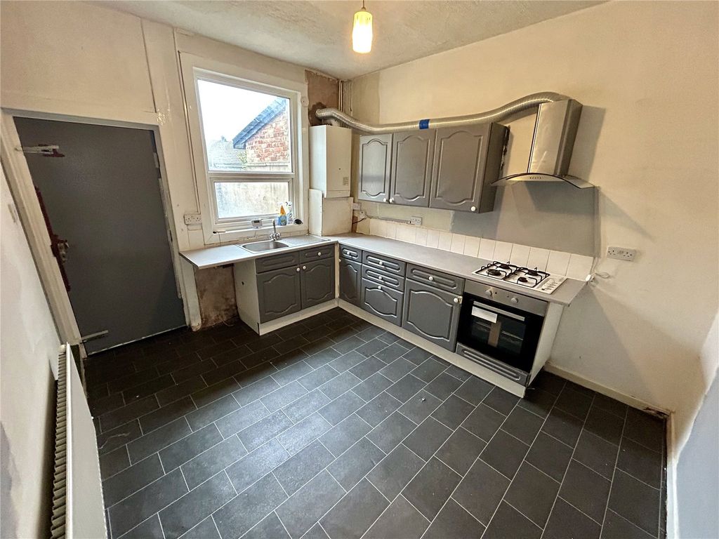 Property photo 3 of 10 Kitchen