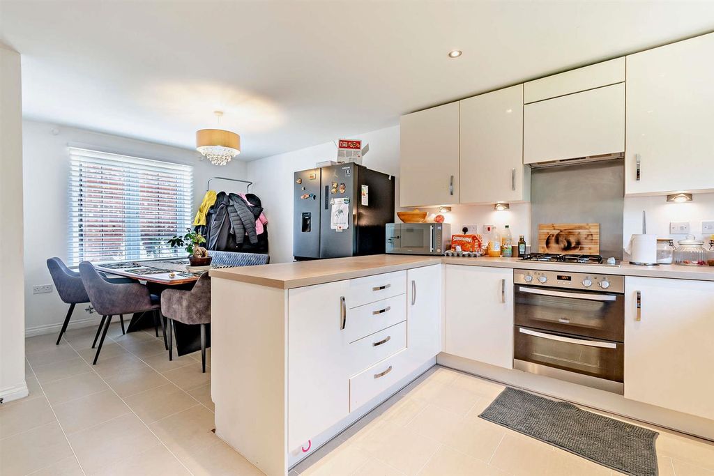 Property photo 3 of 13 8654344-Interior09-800.Jpg