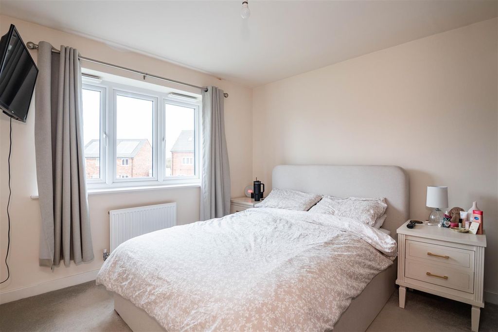 Property photo 3 of 18 Master Bedroom