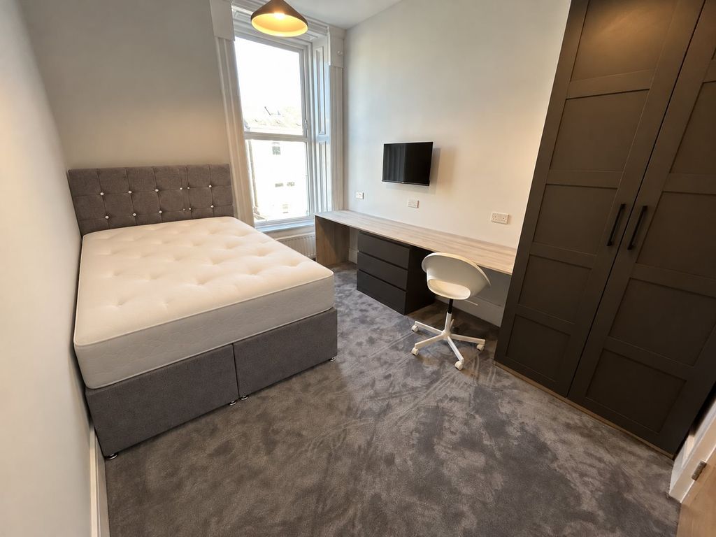 Property photo 1 of 6 Bedroom 4 Furnished