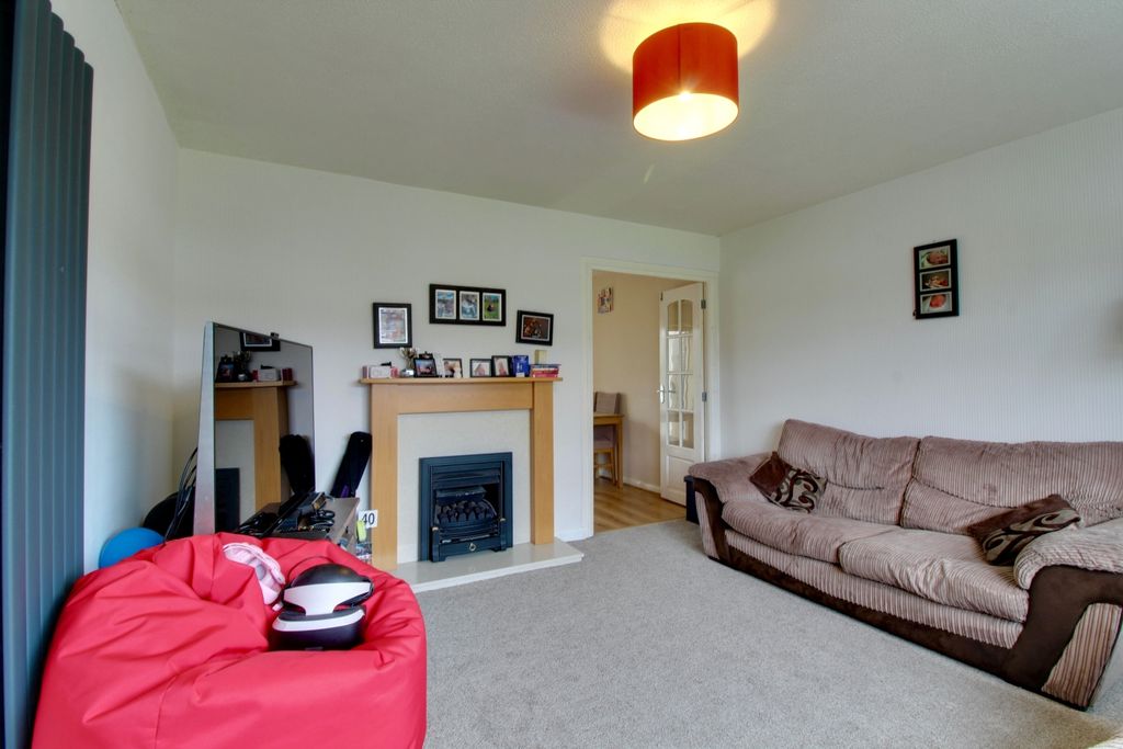 Property photo 3 of 9 Living2