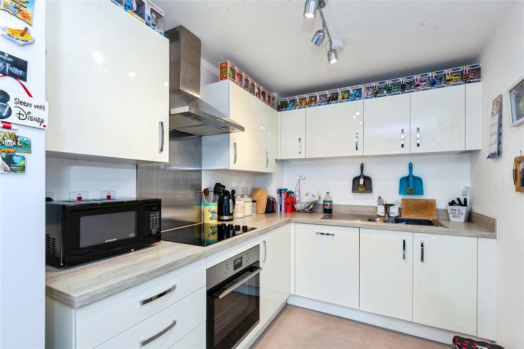 Property photo 3 of 18 Kitchen