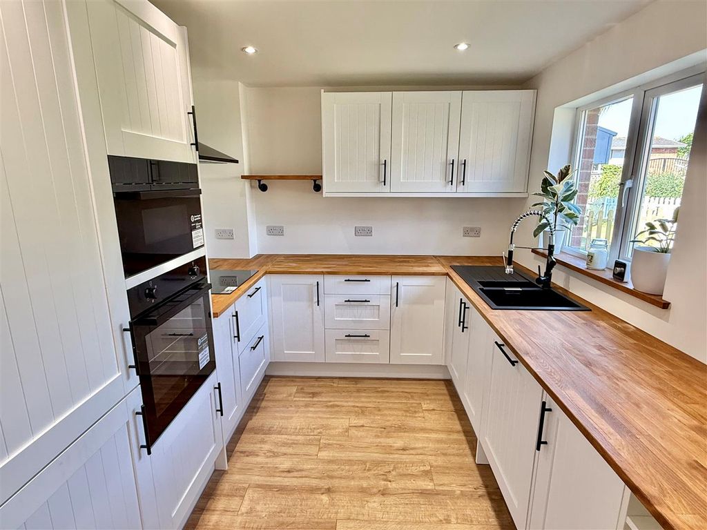 Property photo 2 of 11 Kitchen