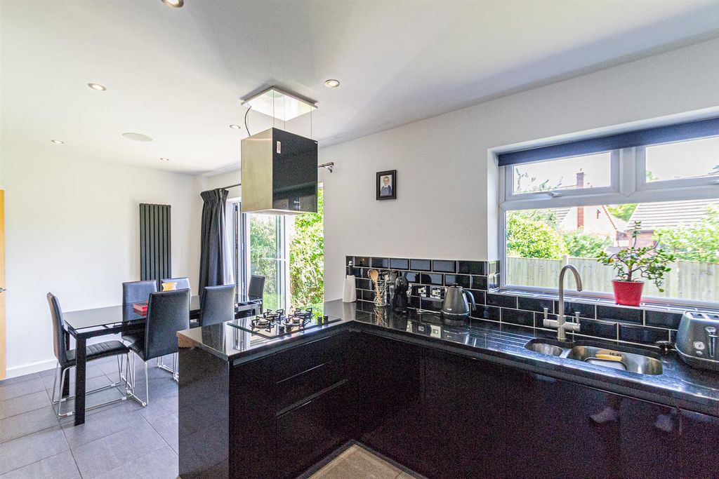 Property photo 3 of 19 Dining Kitchen