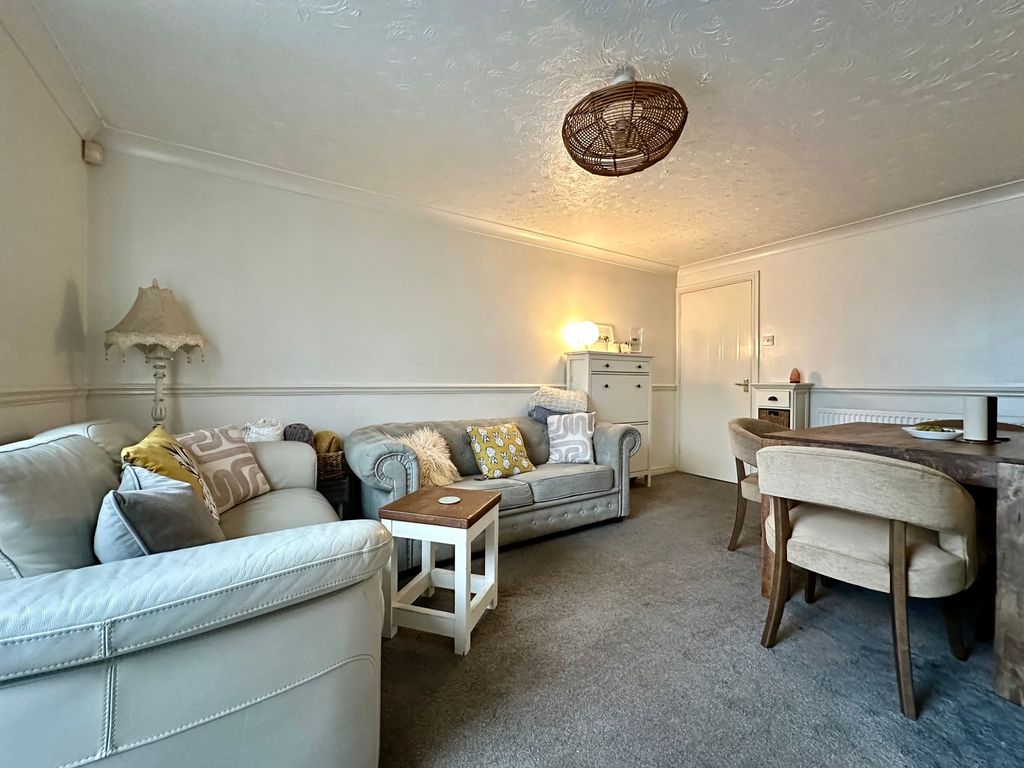 Property photo 2 of 11 Lounge