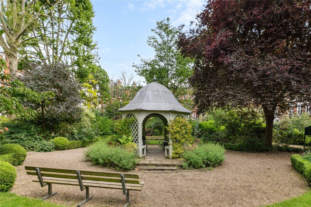 Property photo 3 of 20 Garden Square