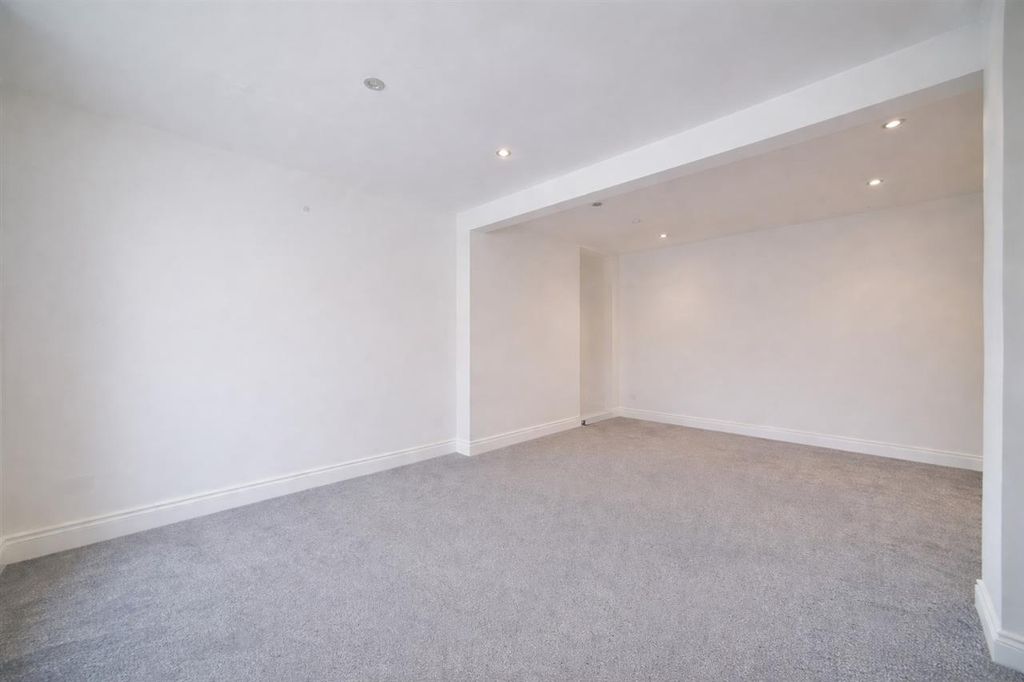 Property photo 2 of 12 Lounge